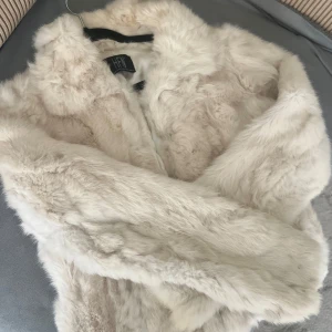 Vit pälsjacka äkta päls - Säljer en supermjuk och fluffig vit pälsjacka! Perfekt för att hålla sig varm och stilren under kyliga dagar. Jackan har en klassisk design med långa ärmar och en bekväm passform. Ett måste för vinterns garderob! ❄️Kan tänka mig gå ner i pris vid snabbt köp!🤍