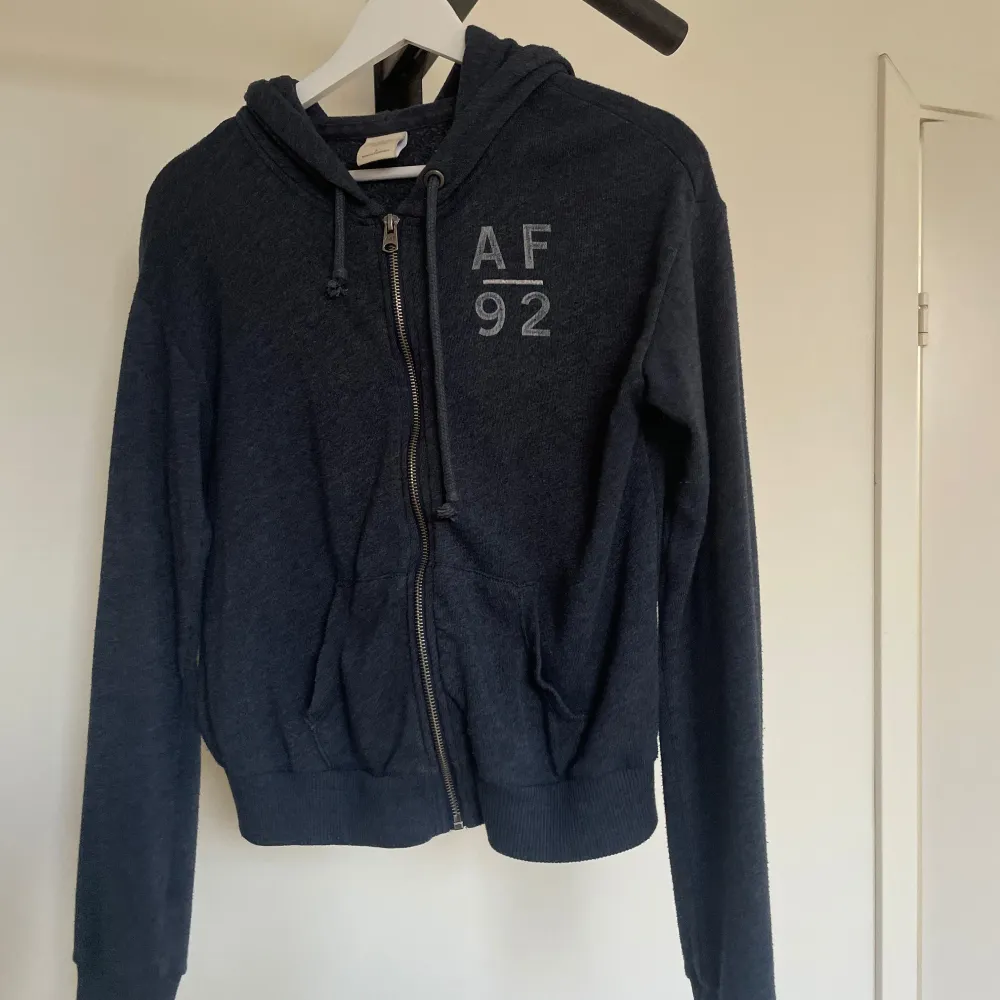 Mörkblå Abercombie&Fitch zip-up i storlek S dam, men skulle säga att den är XS. Väldigt skönt matriel och bra skick.. Hoodies.