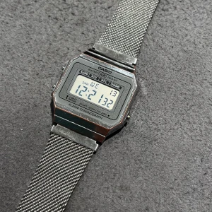 Vintage Casio A700WE - Säljer en vintage casio, extremt snygg och bekväm med sin meshlänk. Nyligen ”renoverad” dvs nytt batteri, fräshat upp armband och ställen där det kommer dam och andra partiklar. Försökte även bibehålla de snygga, använda skicket på själva boetten eftersom en vintageklocka med wear är riktigt schysst!                   Nypris runt 500-600kr beroende på återförsäljare. Tänker mig 300 men kan absolut tänka mig o jobba ner det eller ta emot något byte. 