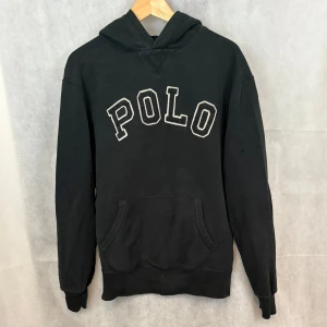 Ralph lauren hoodie  - Fint skick utöver ett litet hål, se bild 3. Modellen är 185 och bär M