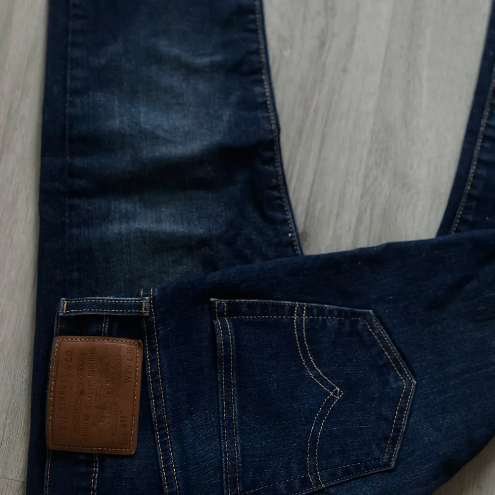 Har ett nytt par utav LEVIS jeans som inte kommit varken kommer till någon användning            Jeansen är ej skinny slim, Tapered Slim Fit vilket gör att de sitter på bra,  varken för luftigt men varken för tight med andra ord passformen är top. Köptes in i mars och bara legat vikta i garderoben sen dess.                                                      Storlek 30/30 men passar även som 30/31-30/32.    (först till kvarn). Jeans & Byxor.