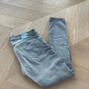 Jacob Cohen Jeans  - Tjena, säljer nu dessa feta Jacob Cohen jeansen. Är W36 men passar W33/34 L 33/34. Skick 8/10. Modell 688. Bara att höra av sig vid funderingar!