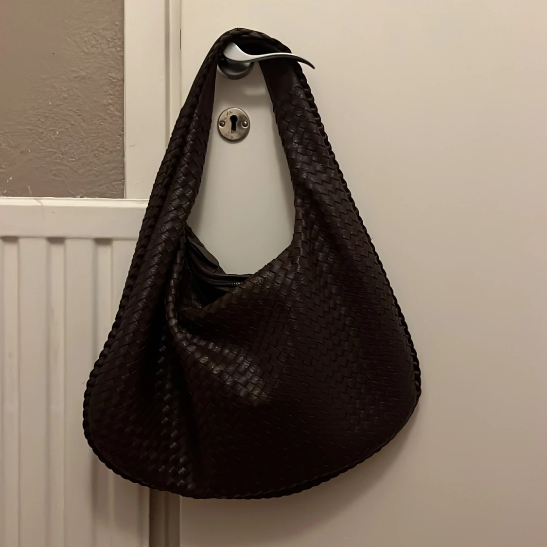 Mörkbrun flätad väska