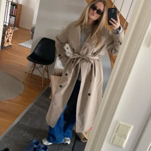 Trenchcoat  - Jätte fin helt ny trenchcoat, aldrig använd bara testad. Köpt för 550kr säljer för 400kr plus frakt.❤️