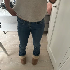 Lågmidjade jeans - Super snygga Lågmidjade bootcut jeans med slitningar💓💓💓