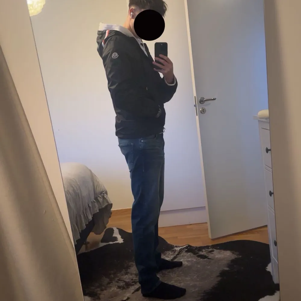 Säljer nu min Moncler Windbreaker då den inte används längre.  Jackan är asnice och inte alldelles för varm. Org ziplock-bag samt tags medföljer, NFC Scan på loggan funkar! Skickas samma dag som beställd. Prisförslag kan skickas. Jackor.