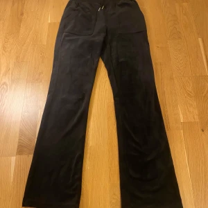 Svarta byxor  - Storlek 158/164 är nopprig i midijan 