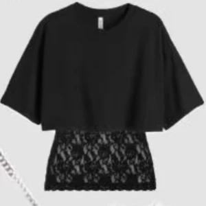 SÖKERRR - Snygg svart topp med korta ärmar och v-ringning. Söker i  S