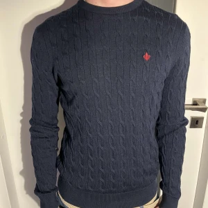 Morris tröja  - Tja säljer nu denna tvär fetta Morris tröjan som är i storlek small och skick 6/10 på grund av håll i tröjan men som inte märks så bra och även väldigt lät lagade. Modellen på bilden är 180.