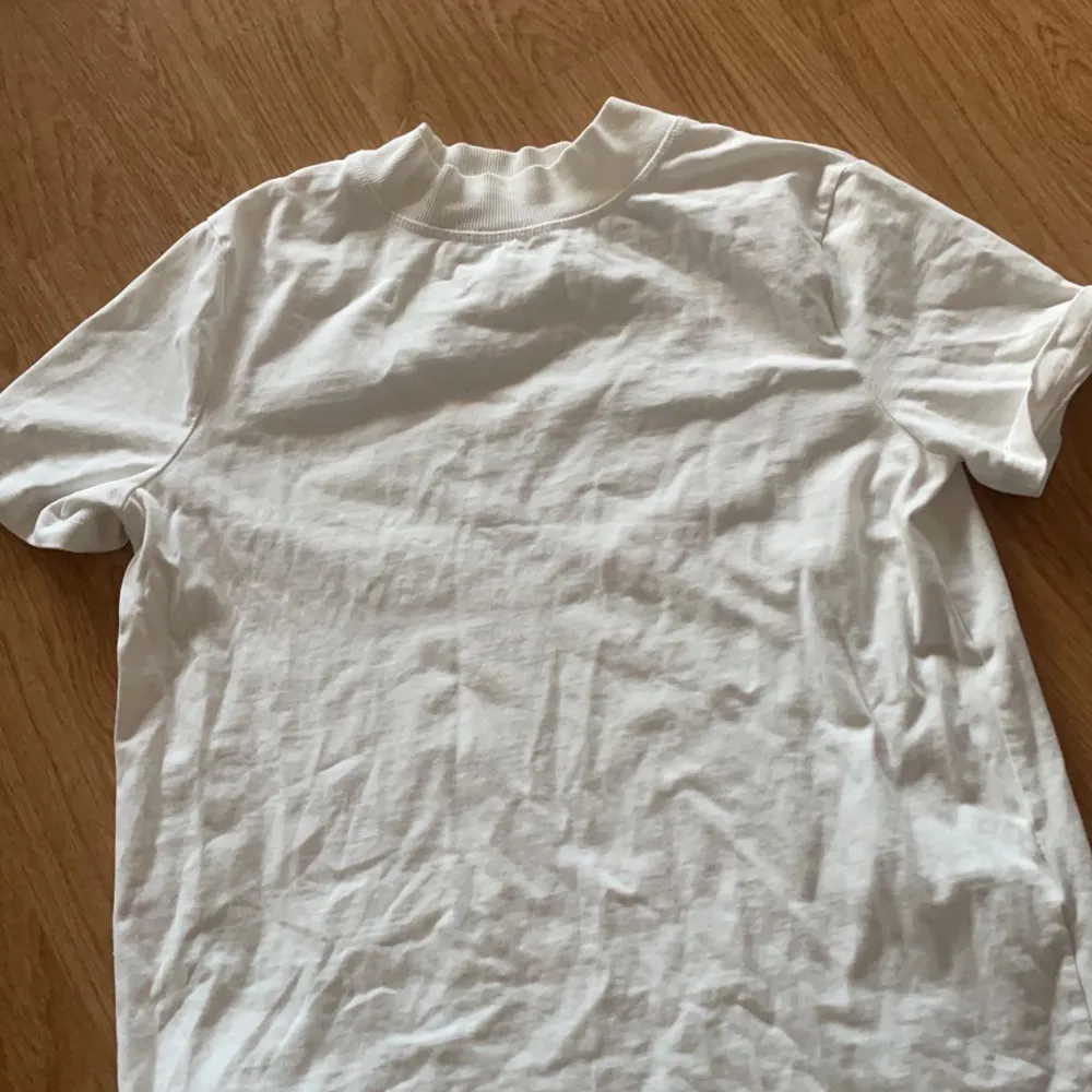 Säljer en vit t-shirt ifrån Zara som är i lite tjockare material. Den har även en liten krage. Kommer ej till användning. Skriv för fler frågor . T-shirts.