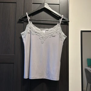 Spets linne - En fint spets linne från amisu. Säljer för de inte kommer till andvändning. Den är i bra skick förutom att den har en liten fläck ( se bild 4) 💕