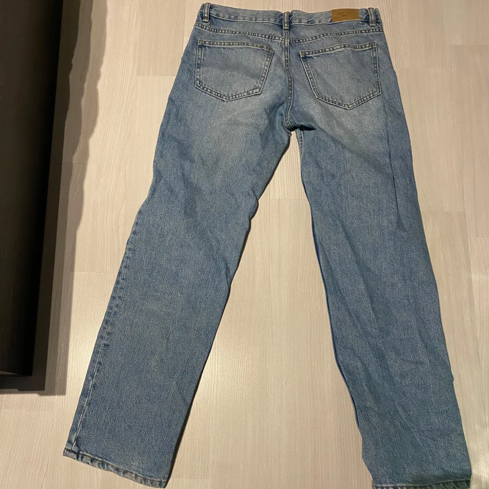 Säljer ett par klassiska blå jeans från Perfect Jeans i storlek 36. De har en straight passform och är i bra skick. Perfekta för vardagsbruk och kan matchas med det mesta i garderoben. Sköna och stilrena!. Jeans & Byxor.