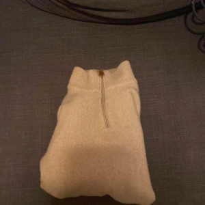 Beige tröja från Dutti Sport - Säljer en snygg beige tröja från Dutti Sport by Massimo Dutti. Den har en dragkedja vid halsen och är perfekt för kyliga dagar. Tröjan är i bra skick och passar både till vardags och lite finare tillfällen. Perfekt för höst och vinter!