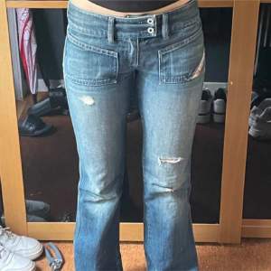 Säljer ett par snygga blå diesel jeans med innerbenslängd 78 cm och midjemått på 36,5 cm. De har en låg midja och en bootcut-stil. Skriv privat för flera bilder💞💞