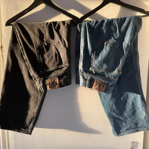 2x Sweet Skateboard Jeans  - Ett par svarta och ett par blåa sweet sktbs jeans. Båda är i storlek XS och modellen är Big Skate och sitter riktigt baggy. Säljer då de inte är min stil längre. Styckpris på jeansen är 450kr men man kan få båda för 800kr. Nypris 699. Hör gärna av dig vid funderingar, Mvh Rufus😁