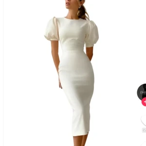 Vit klänning med puffärmar - Säljer en elegant vit klänning med puffärmar. Den har en figurnära passform och är perfekt för STUDENT!!👩🏼‍🎓💕Klänningen är knälång och gjord i ett mjukt material som känns skönt mot huden. Perfekt för en stilren look!🤍 Klänningen är bara testad, så aldrig använd. Köpt för original priset