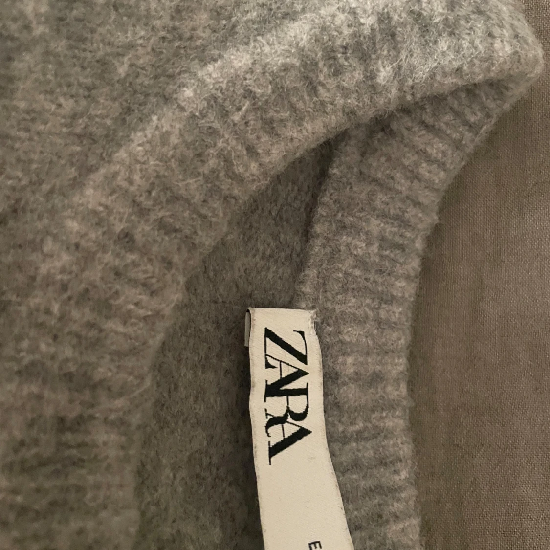 Grå stickad tröja från Zara - 90