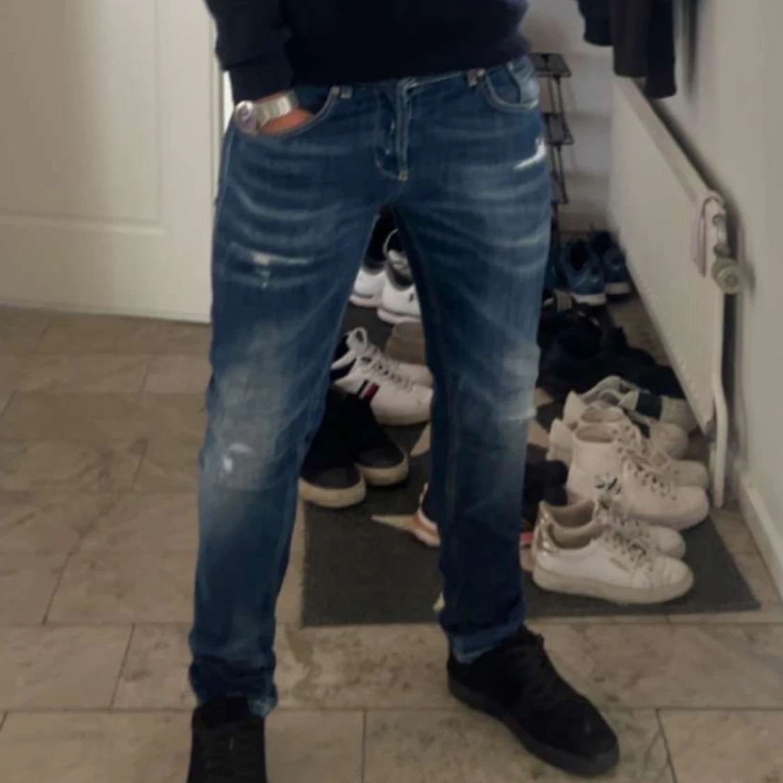 Blå jeans med slitningar