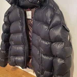 Moncler maya  - Säljer denna moncler maya i storlek 5 som motsvarar L. Den passar även st M. Passar dig som är runt 180. Kvitto finns, kom privat om du vill de