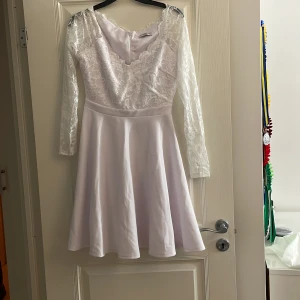 Vit klänning från Goddiva London - Säljer en superfin vit klänning från Goddiva London. Storlek 36/s