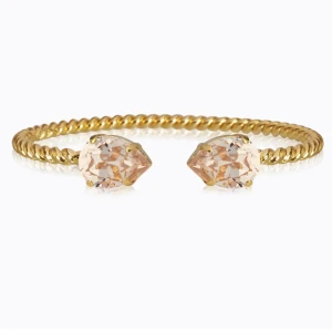 Guldarmband med kristaller - Intressekoll på mitt Caroline Svedbom. Snyggt guldarmband med en tvinnad design och två stora, glittrande kristaller. Lite rostigt men annars fint, skriv för egen bild💗