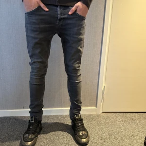 Dondup Jeans - Dondup jeans | Skick 9/10 | Passform skinny fit | Modellen är 178cm och väger 63kg |Nypris 3500 | Skriv vid funderingar!
