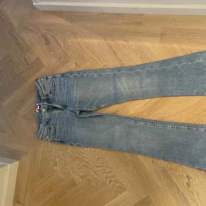 Blå jeans - Säljer ett par klassiska blå jeans i bra skick. De har en snygg, lite tvättad look och är perfekta för vardagsbruk. Passformen är normal och de har en traditionell dragkedja och knapp framtill. Perfekta för både höst och vår!