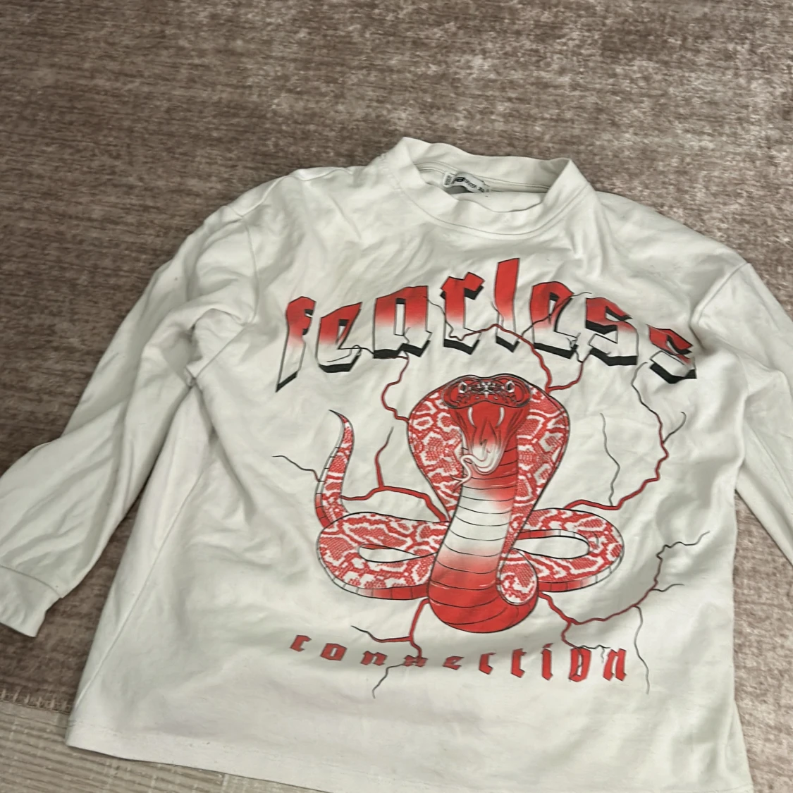 Vit långärmad tröja med ormmotiv från FB Sister