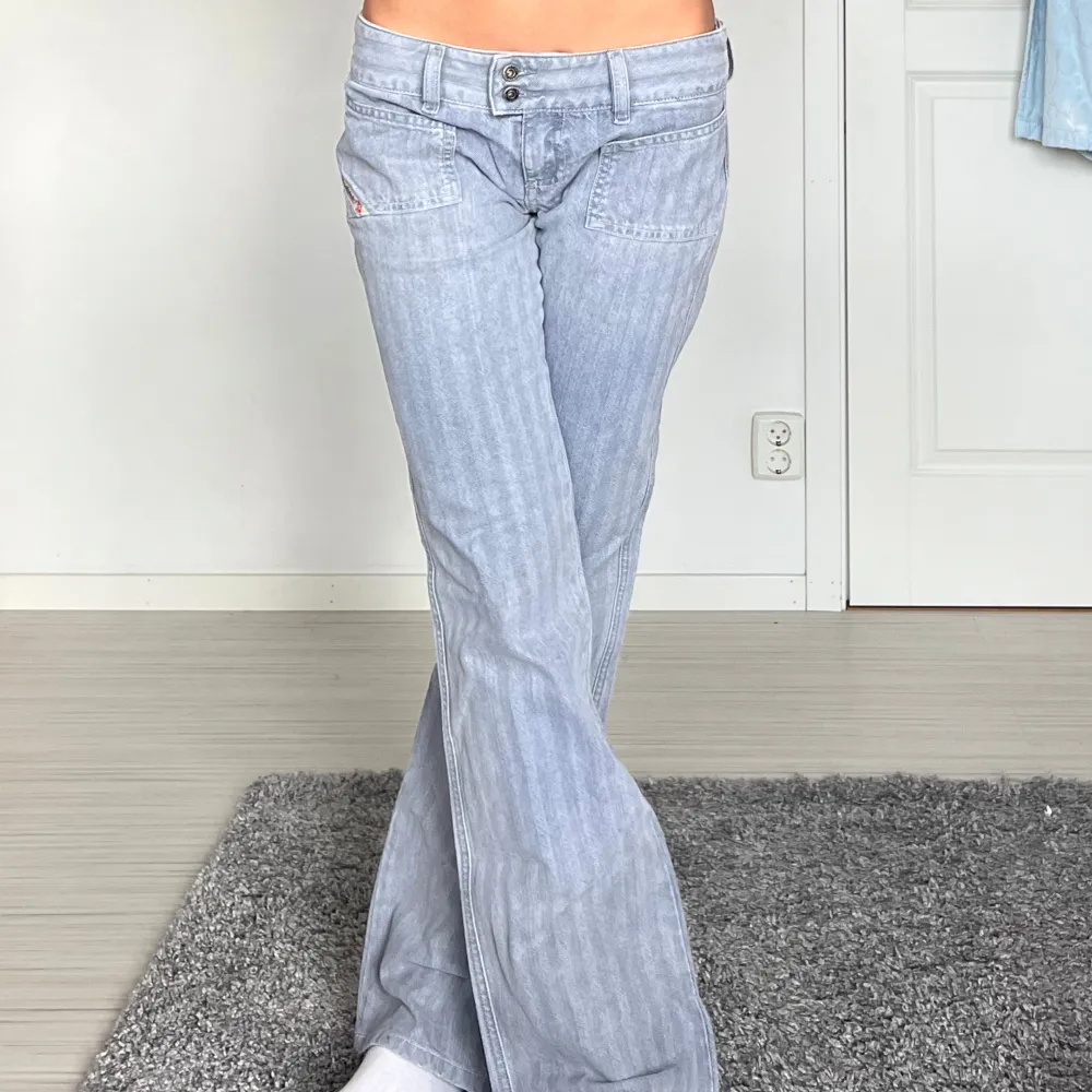 Midjemått: 37cm rakt över, innerbenslängd: 79cm 💕. Jeans & Byxor.