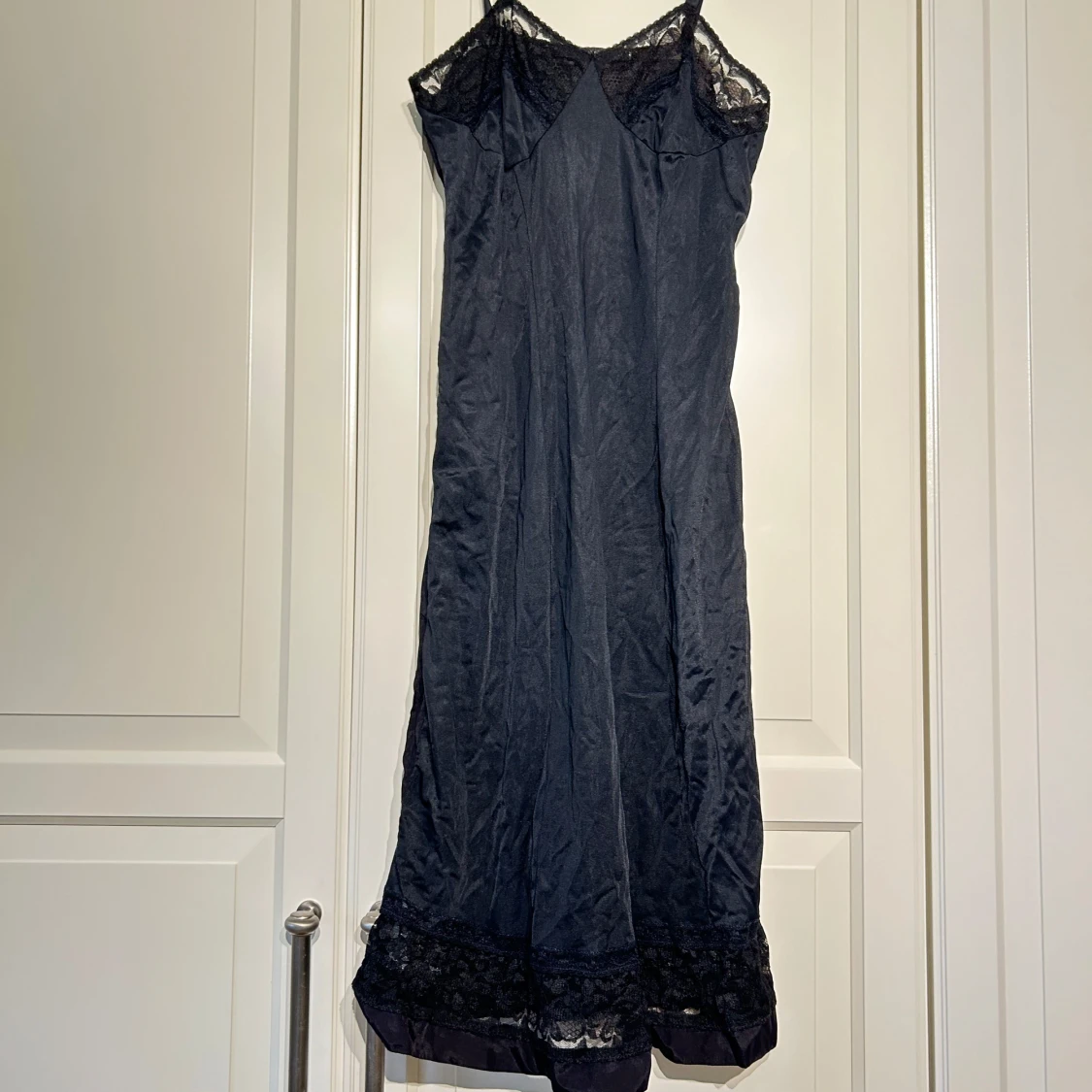 Svart satin klänning med spetsdetaljer