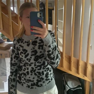 Grå leopardmönstrad tröja från Vero Moda - Säljer en superfin grå tröja från Vero Moda med svart leopardmönster. Storlek xs. 🐆✨