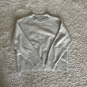 Stickad tröja  - Används inte längre💛 lite nopprig