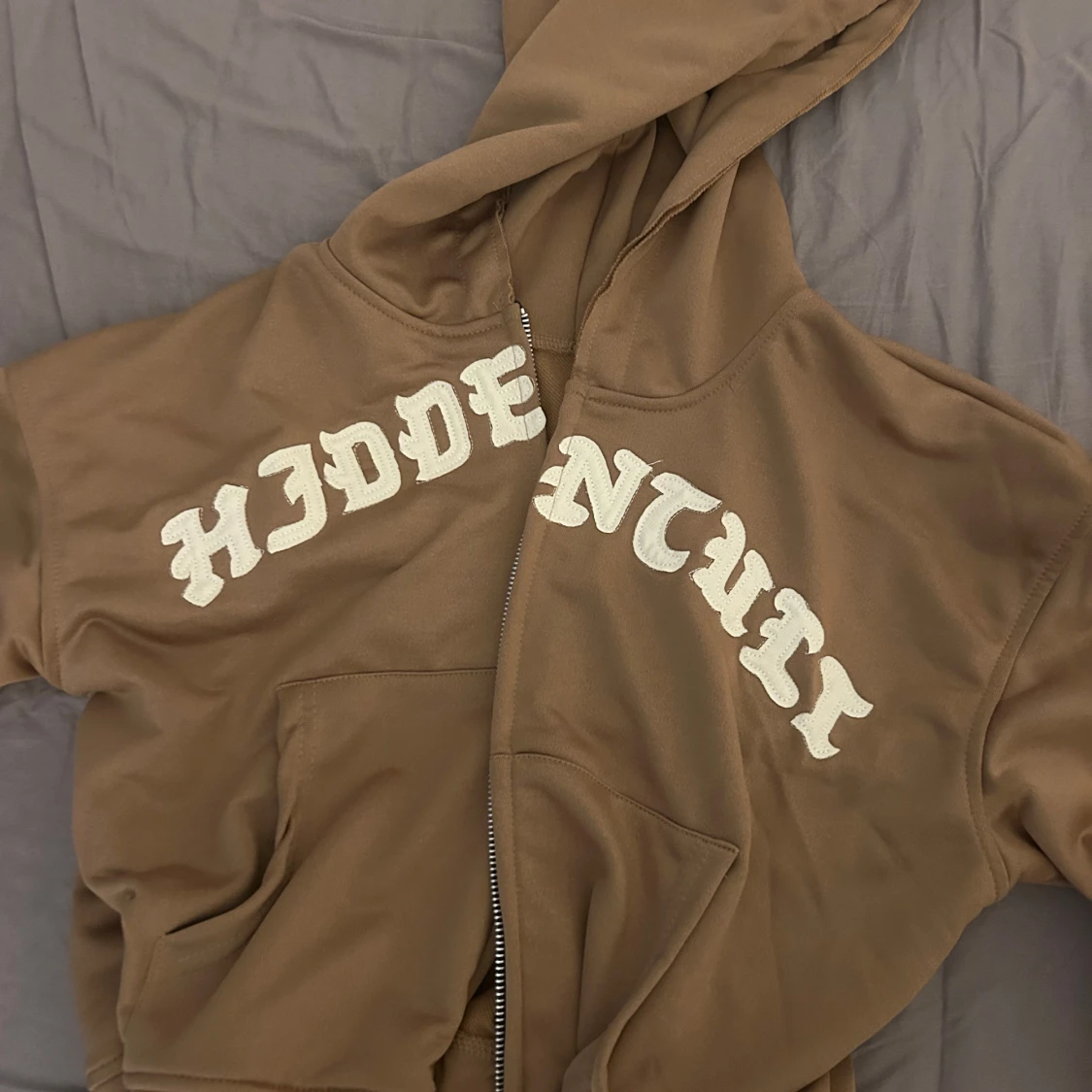 Brun hoodie med dragkedja från Hidden Cult
