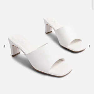 Vita klackskor - Snygga vita klackskormed en stilren design. Perfekta för sommaren, oavsett om det är en dag på stan eller en kväll ute. bekväma.använda 1 gång🔥