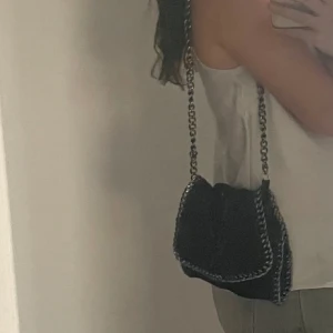 Handväska - Fin handväska, väl använd med några defekter därav priset, kom privat för fler bilder