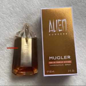 Alien mügler intense 60ml  - Använd ca 15ml (se bild) skulle gissa på 45ml kvar. Fräsch men ändå mysig vanilj doft med noter av jasmineblomma, funkar året om! Skickar i orginallåda varken flaskan eller lådan har tecken på skador eller liknande. Köpt för 1450 på Lyko. 💘