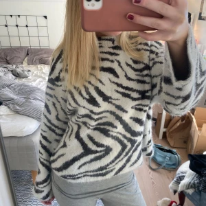 Stickad tröja - Zebra stickad tröja i storlek S💗