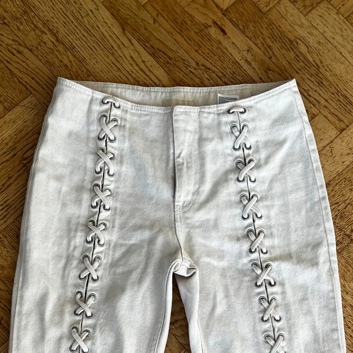 Vita byxor med snörning - 91