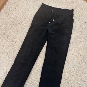 Mörkblå juicy couture - Väldigt sparsamt använda och har bara tvättats ungefär 1 gång och då i tvättpåse. Som nya men vill få sålt de fort, strl S och säljes för 350 kr