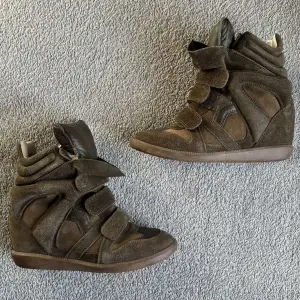 Säljer ett par snygga bruna sneakers i mocka från Isabel Marant. Perfekta skor till hösten / vintern. Skorna är i mycket bra skick och kommer med original dustbag. storlek eu37✌🏼. skriv gärna frågor, priset är inte fast:)