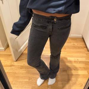 Säljer dessa super populära bootcut jeansen men super snygga detaljer vid fickorna!! Sjukt snygga och najs passform. Stl 34 