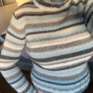 Randig stickad polotröja - Stickad polotröja i blå, grå och vit med randigt mönster, skriv för frågor ❤️‍🔥