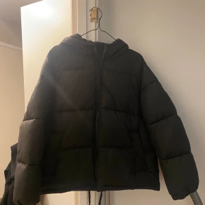 Svart pufferjacka med huva - Säljer en svart pufferjacka i nyskick från H&M. Den är perfekt för kalla vinterdagar och har en stor luva. Den är väldigt varm och sitter perfekt oversize. Strl M och passar mig som har mellan xs-s i vanliga fall. 400kr+frakt. Den är använd max 2 gånger och har inga defekter eller synliga tecken på användning. 