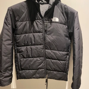 Svart pufferjacka från The North Face - Säljer en svart pufferjacka från The North Face i mycket bra skick. Stl xs/s. 