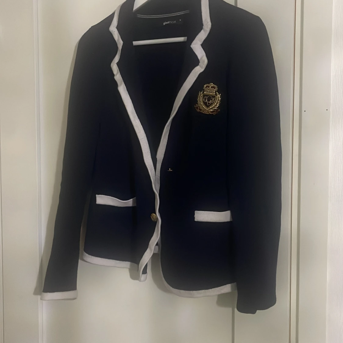 Mörkblå kavaj från Gina Tricot