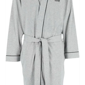 Hugo Boss morgonrock  - Grå morgonrock/badrock från Hugo Boss Herr med gråa detaljer, broderad logga på bröstet samt knyt i midjan.  Inköpt på Boozt för 1299:-  Storlek: Medium Hur den är i storleken: Normal Material 100% Bomull