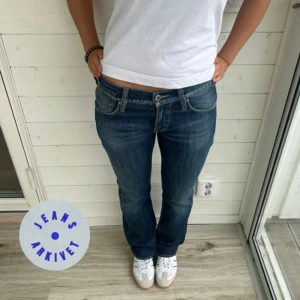 Mörkblå lågmidjade jeans - Säljer ett par snygga mörkblå jeans köpa här från jeansarkivet. Endast testade en gång och passade tyvärr inte mig. Mörkblåa lågmidjade jeans. Storlek XS, midjemått: 36x2 cm innerbenslängd: 75cm. Bilderna är direkt tagna från förra säljaren, dma för fler bilder eller frågor.
