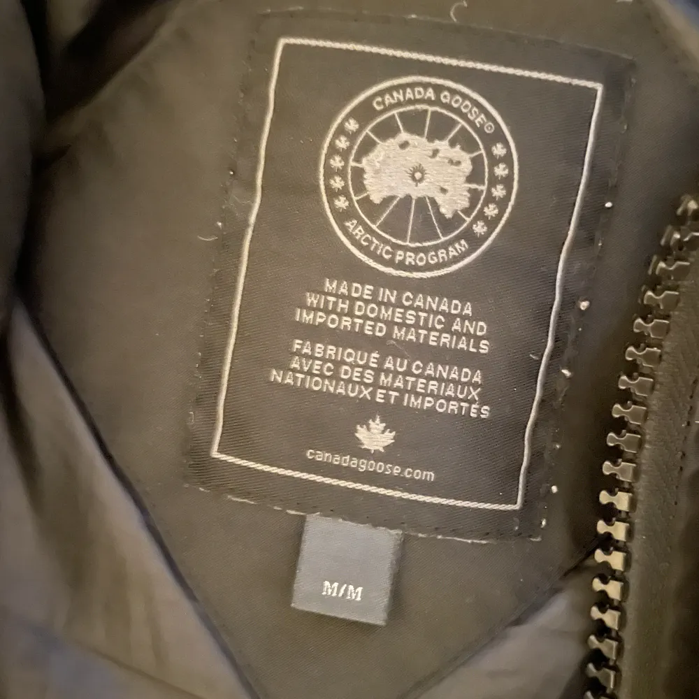 Säljer en svart vinterjacka från Canada Goose i mycket bra skick. Jackan är perfekt för kalla dagar med sin varma vaddering och långa ärmar. Den har en dragkedja framtill och flera praktiska fickor. Passar perfekt för vinterns alla äventyr! ❄️. Jackor.