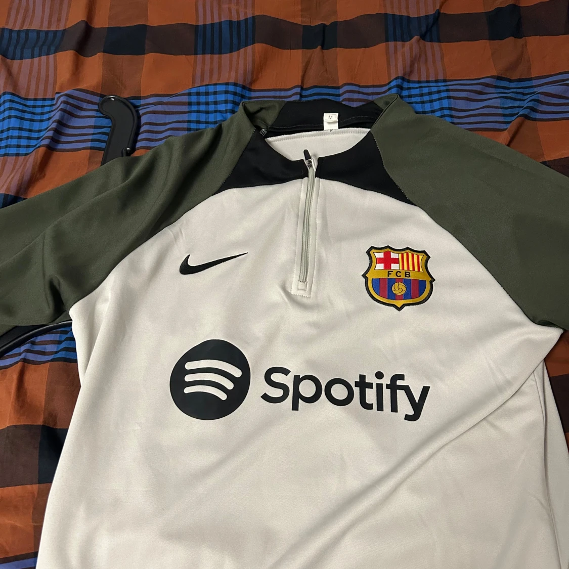 Vit och grön FC Barcelona tröja