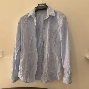 Ljusblå skjorta - Ljusblå skjorta